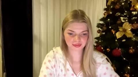 Snapshot of sweet_sinn_ chatting on December 16, 10:37 pm Mira online show from December 16, 10:37 pm