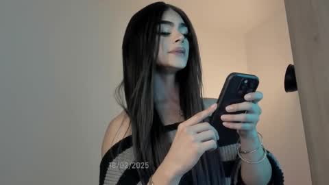 Snapshot of sweetest_bella chatting on February 18, 9:42 pm Bella online show from February 18, 9:42 pm