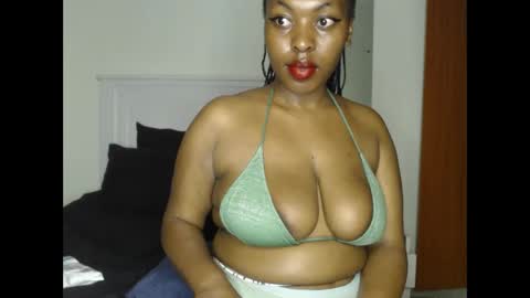 Snapshot of sweetice_01 chatting on January 13, 8:37 pm euny online show from January 13, 8:37 pm