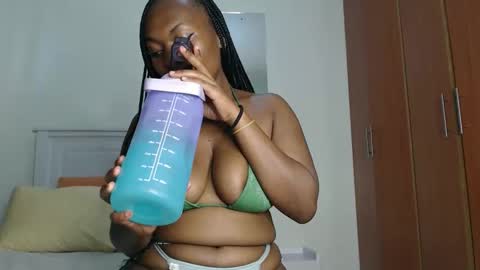 Snapshot of sweetice_01 chatting on November 18, 4:28 am euny online show from November 18, 4:28 am