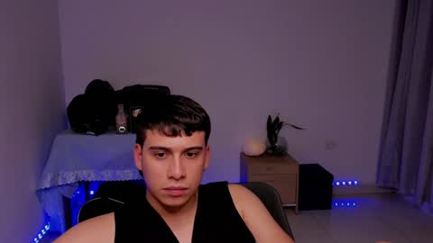 Snapshot of sweetlian_04 chatting on December 7, 10:01 am Lian online show from December 7, 10:01 am