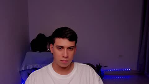 Snapshot of sweetlian_04 chatting on December 8, 4:57 am Lian online show from December 8, 4:57 am