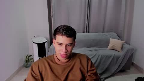 Snapshot of sweetlian_04 chatting on February 19, 3:06 am Lian online show from February 19, 3:06 am