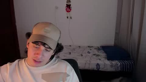 Snapshot of sweetlian_04 chatting on November 15, 12:08 am Lian online show from November 15, 12:08 am