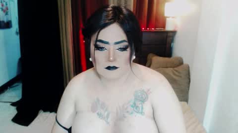 Snapshot of sweetmistresss chatting on October 3, 9:01 pm Mio online show from October 3, 9:01 pm