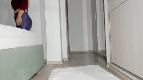 Snapshot of sweetpussymilf02 chatting on October 2, 8:10 am Anne online show from October 2, 8:10 am