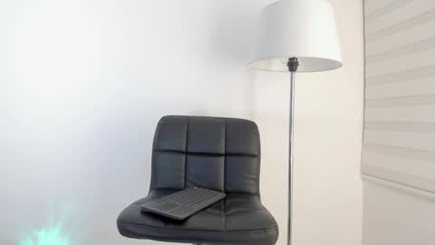 Snapshot of sweetsalice__ chatting on December 6, 2:02 am Alice Woolridge online show from December 6, 2:02 am