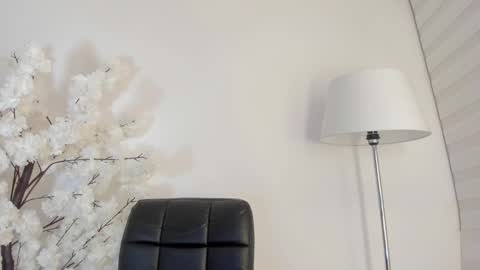 Snapshot of sweetsalice__ chatting on February 28, 2:31 am Alice Woolridge online show from February 28, 2:31 am