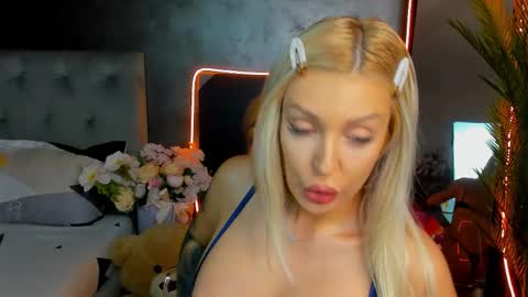 Snapshot of sweettheaa_ chatting on September 26, 6:12 pm Jessica online show from September 26, 6:12 pm