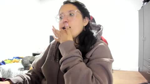 sweetyypeach online show from December 4, 5:49 am