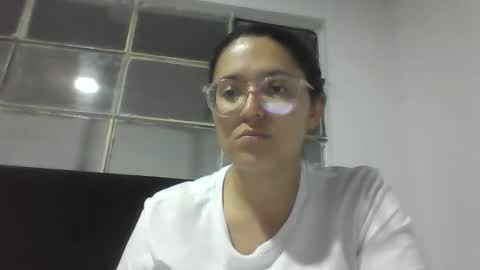 sweetyypeach online show from March 4, 3:11 am