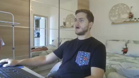 Snapshot of syl092 chatting on October 17, 9:12 am syl092 online show from October 17, 9:12 am