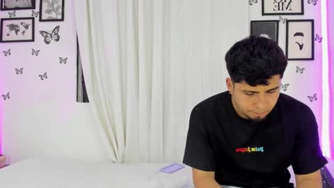 Snapshot of tainy_n_harley chatting on December 18, 4:53 am Liam and Juli online show from December 18, 4:53 am