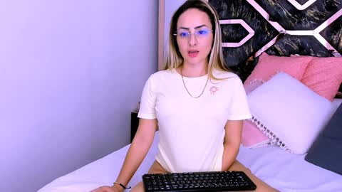 Snapshot of tania_white chatting on January 21, 9:25 pm Tania online show from January 21, 9:25 pm