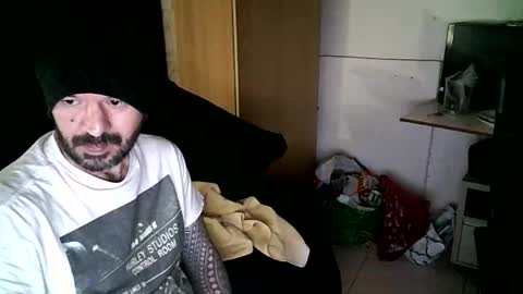 Snapshot of tarado_skype_cam chatting on December 20, 6:31 am tarado_skype_cam online show from December 20, 6:31 am