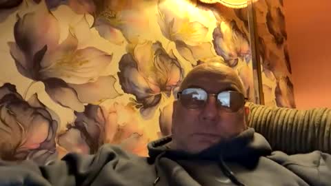 Snapshot of tebb61 chatting on October 16, 7:15 pm Mark online show from October 16, 7:15 pm