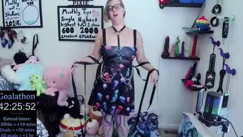 Snapshot of ten_tickle_pixie chatting on November 6, 7:15 pm Pixie and Tentacle Overlord online show from November 6, 7:15 pm