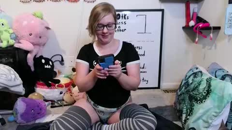 Snapshot of ten_tickle_pixie chatting on November 26, 11:17 pm Pixie and Tentacle Overlord online show from November 26, 11:17 pm