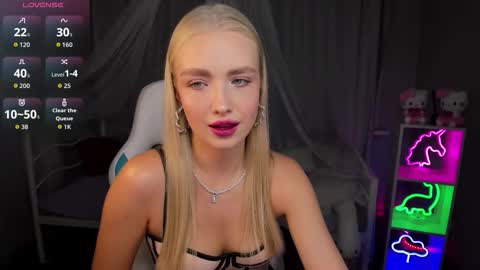 TessaHamilton online show from November 23, 11:10 am