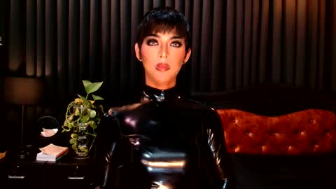 Snapshot of thalia_saint chatting on December 6, 10:49 am Thalia Saint online show from December 6, 10:49 am