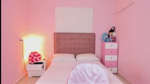 Independent model online show from December 7, 7:10 pm