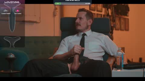 Snapshot of the_dilf chatting on December 17, 6:20 pm The DILF - online show from December 17, 6:20 pm