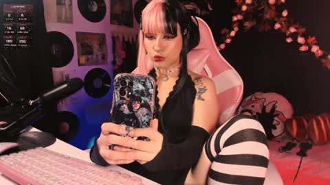 Snapshot of the_kitty_roxy chatting on December 10, 7:26 am ... ... online show from December 10, 7:26 am