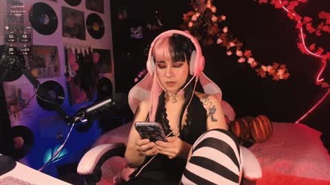 Snapshot of the_kitty_roxy chatting on December 10, 10:28 am ... ... online show from December 10, 10:28 am