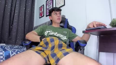 Snapshot of the_skinnyguys chatting on November 1, 11:07 pm the_skinnyguys online show from November 1, 11:07 pm