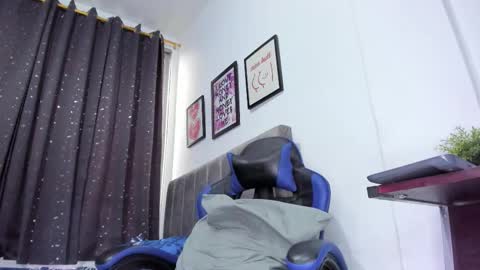 Snapshot of the_skinnyguys chatting on November 4, 9:36 pm the_skinnyguys online show from November 4, 9:36 pm