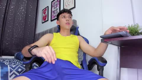 Snapshot of the_skinnyguys chatting on December 14, 10:25 pm the_skinnyguys online show from December 14, 10:25 pm