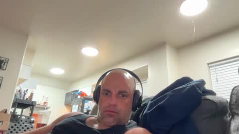 Snapshot of thebuzz777 chatting on December 3, 12:18 am theBuzz777 online show from December 3, 12:18 am