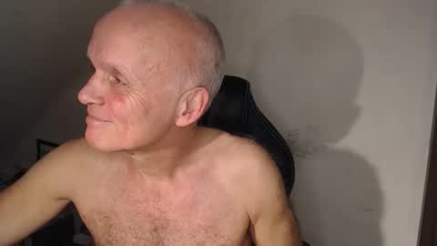 Snapshot of thestrip01 chatting on December 3, 10:46 am NudeDJ online show from December 3, 10:46 am