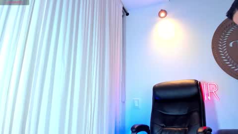 Snapshot of thiagoferrari1 chatting on November 12, 5:41 am thiago online show from November 12, 5:41 am