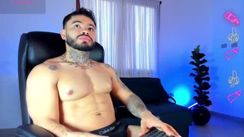 Snapshot of thiagoferrari1 chatting on November 25, 10:43 pm thiago online show from November 25, 10:43 pm