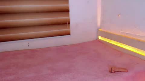 Snapshot of thinkoflaura chatting on November 26, 10:44 pm LAURA online show from November 26, 10:44 pm