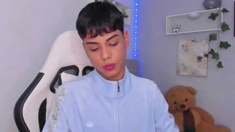 Snapshot of thomas_wild chatting on November 1, 1:18 am Thomas online show from November 1, 1:18 am