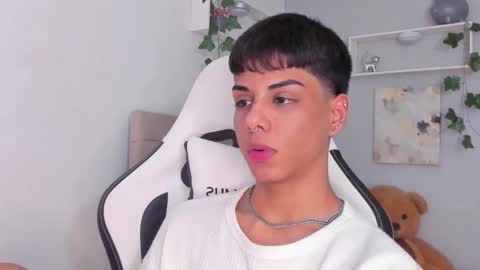 Snapshot of thomas_wild chatting on November 14, 7:29 am Thomas online show from November 14, 7:29 am