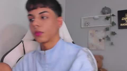 Snapshot of thomas_wild chatting on November 15, 3:26 am Thomas online show from November 15, 3:26 am