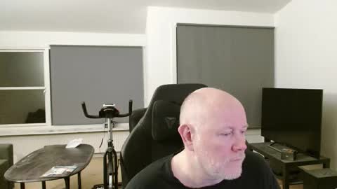 thomash32 online show from September 30, 4:39 am