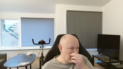 thomash32 online show from October 5, 4:49 pm