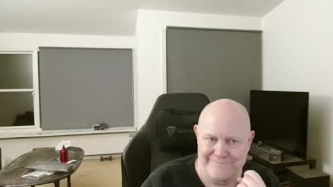 thomash32 online show from November 2, 10:45 pm