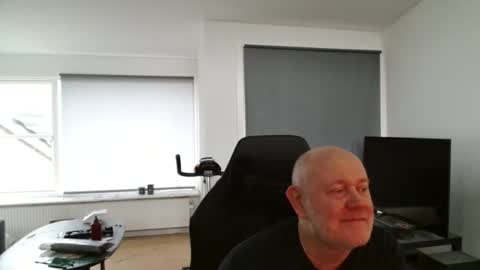 thomash32 online show from November 8, 1:11 pm