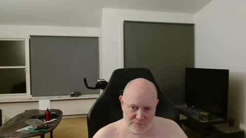 thomash32 online show from November 11, 1:05 am