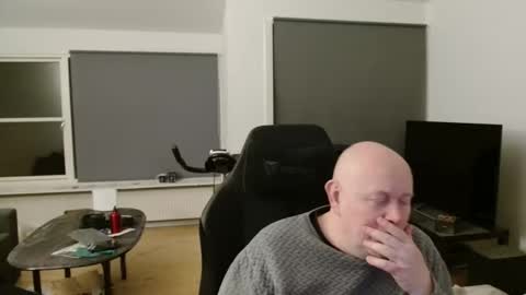 thomash32 online show from November 18, 9:30 pm