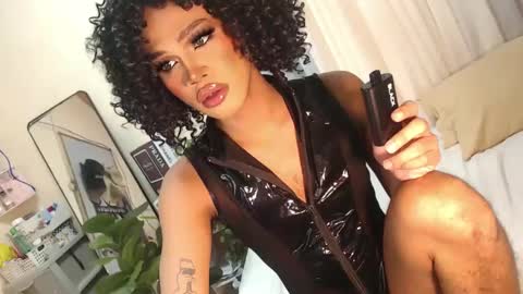 Snapshot of tiara_perezx chatting on December 16, 1:42 am Sam online show from December 16, 1:42 am