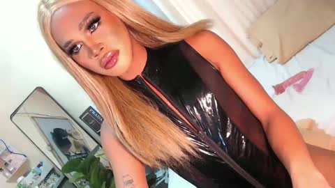 Snapshot of tiara_perezx chatting on December 16, 7:48 am Sam online show from December 16, 7:48 am