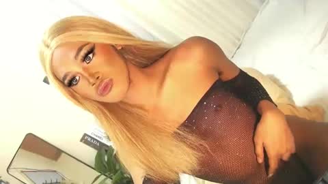 Snapshot of tiara_perezx chatting on December 28, 2:01 am Sam online show from December 28, 2:01 am