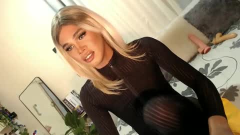 Snapshot of tiara_perezx chatting on February 20, 5:44 am Sam online show from February 20, 5:44 am