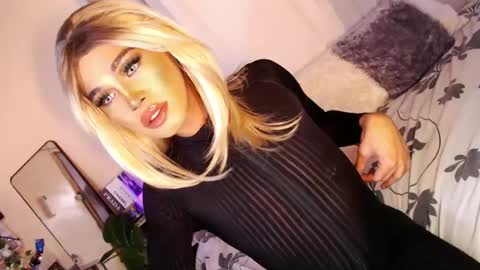 Snapshot of tiara_perezx chatting on February 22, 3:01 am Sam online show from February 22, 3:01 am